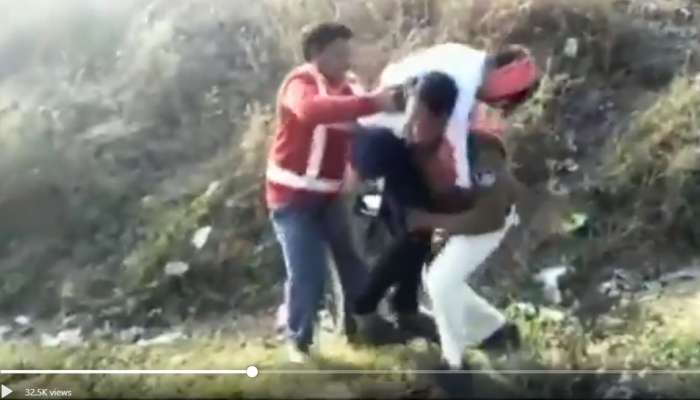 Viral Video: പരിക്കേറ്റയാളെ തോളിലിട്ട് റെയില് ട്രാക്കിലൂടെ ഓടുന്ന പൊലീസുകാരന്!! Viral Video: പരിക്കേറ്റയാളെ തോളിലിട്ട് റെയില് ട്രാക്കിലൂടെ ഓടുന്ന പൊലീസുകാരന്!!