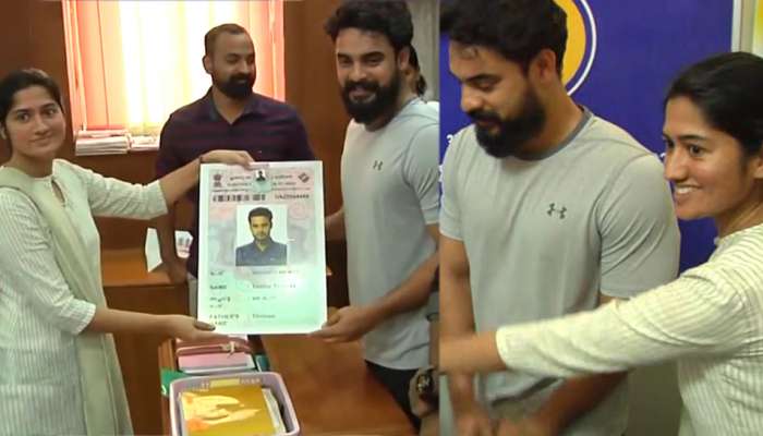 ടോവിനൊയെ വോട്ട് ചെയ്യാന് പഠിപ്പിച്ച് കളക്ടര് അനുപമ!! ടോവിനൊയെ വോട്ട് ചെയ്യാന് പഠിപ്പിച്ച് കളക്ടര് അനുപമ!!