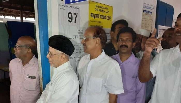 പതിവ് തെറ്റിയില്ല, ഇത്തവണയും ആദ്യ വോട്ട് 'തങ്ങളുടേത്' തന്നെ പതിവ് തെറ്റിയില്ല, ഇത്തവണയും ആദ്യ വോട്ട് 'തങ്ങളുടേത്' തന്നെ