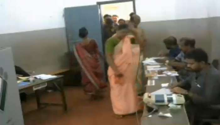 കാസര്ഗോഡ് മണ്ഡലത്തില് കള്ളവോട്ട്; ഗുരുതര ആരോപണവുമായി കോണ്ഗ്രസ് കാസര്ഗോഡ് മണ്ഡലത്തില് കള്ളവോട്ട്; ഗുരുതര ആരോപണവുമായി കോണ്ഗ്രസ്