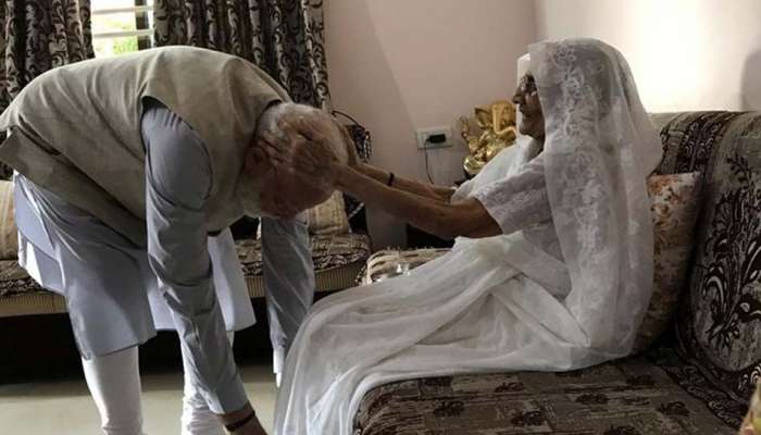 അമ്മയുടെ കാല്തൊട്ട് വന്ദിച്ച് അനുഗ്രഹം വാങ്ങി നരേന്ദ്രമോദി അമ്മയുടെ കാല്തൊട്ട് വന്ദിച്ച് അനുഗ്രഹം വാങ്ങി നരേന്ദ്രമോദി