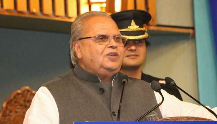 'യുവാക്കള് തോക്കെടുക്കുമ്പോള് സുരക്ഷാസേന പൂച്ചെണ്ട് നല്കില്ല', ജമ്മു-കശ്മീര് ഗവര്ണര് 'യുവാക്കള് തോക്കെടുക്കുമ്പോള് സുരക്ഷാസേന പൂച്ചെണ്ട് നല്കില്ല', ജമ്മു-കശ്മീര് ഗവര്ണര്