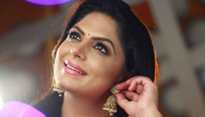 ആശ ശരത്തിന്റെ പോസ്റ്റ്: സിനിമ പ്രചാരണമാണെന്ന് ബോധ്യപ്പെടുത്തേണ്ട ഗതികേടില് പൊലീസ്!! ആശ ശരത്തിന്റെ പോസ്റ്റ്: സിനിമ പ്രചാരണമാണെന്ന് ബോധ്യപ്പെടുത്തേണ്ട ഗതികേടില് പൊലീസ്!!
