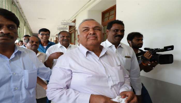 ചാഞ്ചാടി കര്ണാടക മന്ത്രിസഭ; 12 എംഎല്എമാര് രാജിവച്ചു ചാഞ്ചാടി കര്ണാടക മന്ത്രിസഭ; 12 എംഎല്എമാര് രാജിവച്ചു