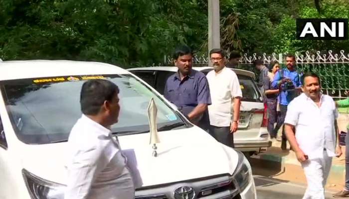കര്ണാടക പ്രതിസന്ധി: ഉപമുഖ്യമന്ത്രിയുടെ വസതിയില് ചര്ച്ച കര്ണാടക പ്രതിസന്ധി: ഉപമുഖ്യമന്ത്രിയുടെ വസതിയില് ചര്ച്ച