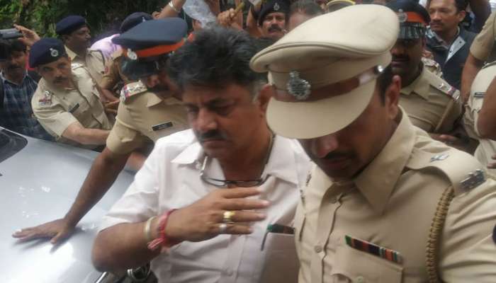 കര്"നാടകം": മുന് വാതിലില് ഡി. കെ. ശിവകുമാര്, പിന് വാതിലിലൂടെ പുറത്തുകടന്ന് വിമതര്!! കര്"നാടകം": മുന് വാതിലില് ഡി. കെ. ശിവകുമാര്, പിന് വാതിലിലൂടെ പുറത്തുകടന്ന് വിമതര്!!