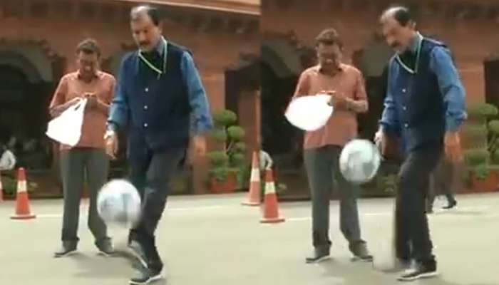 Video: 'കുറച്ച് രാഷ്ട്രീയം, കൂടുതല് കളി': പാര്ലമെന്റിന് മുന്നില് പന്ത് തട്ടി എംപി!! Video: 'കുറച്ച് രാഷ്ട്രീയം, കൂടുതല് കളി': പാര്ലമെന്റിന് മുന്നില് പന്ത് തട്ടി എംപി!!