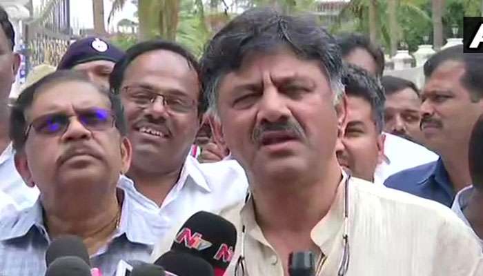 "കര്"നാടകം": അണിയറയില് അനുനയനീക്കങ്ങള് ശക്തമാക്കി നേതാക്കള്!! "കര്"നാടകം": അണിയറയില് അനുനയനീക്കങ്ങള് ശക്തമാക്കി നേതാക്കള്!!