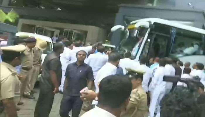 "കര്"നാടകം": 5 വിമത എംഎല്എമാരുടെ ഹര്ജി സുപ്രീംകോടതി പരിഗണിക്കും "കര്"നാടകം": 5 വിമത എംഎല്എമാരുടെ ഹര്ജി സുപ്രീംകോടതി പരിഗണിക്കും