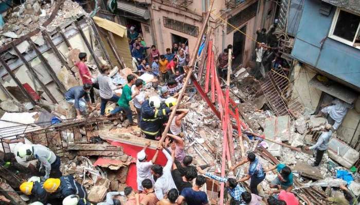 മുംബൈ: നാലു നില കെട്ടിടം തകർന്നുവീണു; അവശിഷ്ടങ്ങളില് കുടുങ്ങി അന്പതോളം പേർ മുംബൈ: നാലു നില കെട്ടിടം തകർന്നുവീണു; അവശിഷ്ടങ്ങളില് കുടുങ്ങി അന്പതോളം പേർ