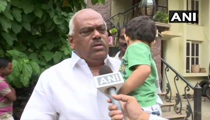 നേരിട്ട് ഹാജരാകാന് നാലാഴ്ചത്തെ സമയം ആവശ്യപ്പെട്ട് വിമത എംഎല്എമാര് നേരിട്ട് ഹാജരാകാന് നാലാഴ്ചത്തെ സമയം ആവശ്യപ്പെട്ട് വിമത എംഎല്എമാര്