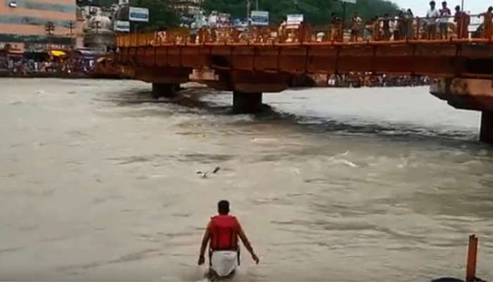 viral video: ഗംഗയില് ഒഴുക്കില്പ്പെട്ട യുവാവിനെ രക്ഷിച്ച് പൊലീസുകാരന്! viral video: ഗംഗയില് ഒഴുക്കില്പ്പെട്ട യുവാവിനെ രക്ഷിച്ച് പൊലീസുകാരന്!