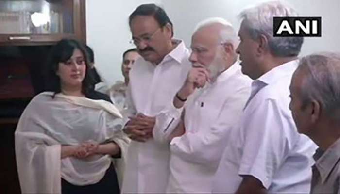 സുഷമ സ്വരാജിന്റെ മൃതദേഹത്തിനു മുന്നില് നിറകണ്ണുകളോടെ മോദി സുഷമ സ്വരാജിന്റെ മൃതദേഹത്തിനു മുന്നില് നിറകണ്ണുകളോടെ മോദി
