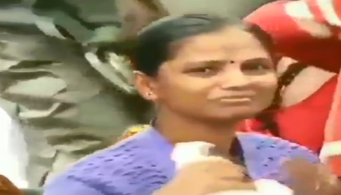 viral video: രക്ഷകരായ സൈനികരുടെ കാല്തൊട്ടു വന്ദിച്ച് യുവതി viral video: രക്ഷകരായ സൈനികരുടെ കാല്തൊട്ടു വന്ദിച്ച് യുവതി