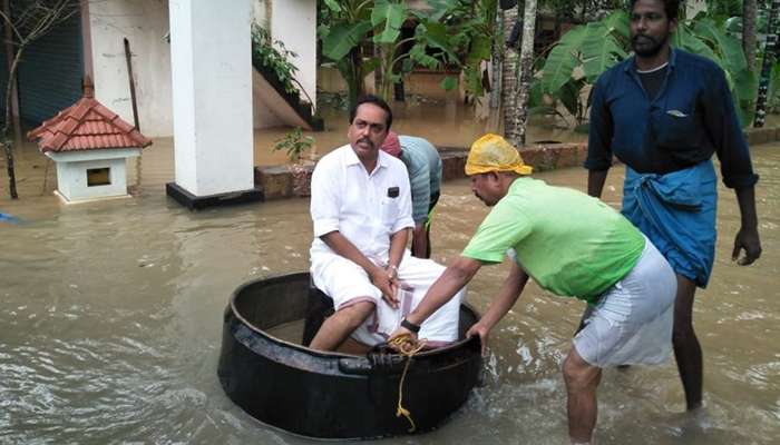 'പ്രളയ പ്രഹസനം': പാദം മുങ്ങാത്തിടത്ത് ചെമ്പിലിരുന്ന് കോണ്ഗ്രസ് നേതാവ്!! 'പ്രളയ പ്രഹസനം': പാദം മുങ്ങാത്തിടത്ത് ചെമ്പിലിരുന്ന് കോണ്ഗ്രസ് നേതാവ്!!