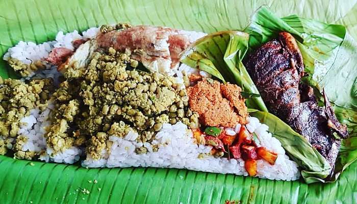 ആഹാ.. വാട്ടിയെടുത്ത വാഴയിലയിലെ ചോറ് വേറെ ലെവല്!! ആഹാ.. വാട്ടിയെടുത്ത വാഴയിലയിലെ ചോറ് വേറെ ലെവല്!!