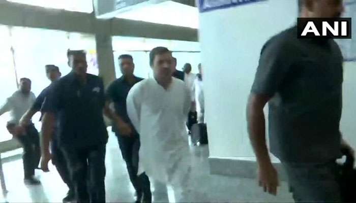 കശ്മീര് സന്ദര്ശനത്തിനെത്തിയ പ്രതിപക്ഷ നേതാക്കളെ തിരിച്ചയച്ചു!! കശ്മീര് സന്ദര്ശനത്തിനെത്തിയ പ്രതിപക്ഷ നേതാക്കളെ തിരിച്ചയച്ചു!!