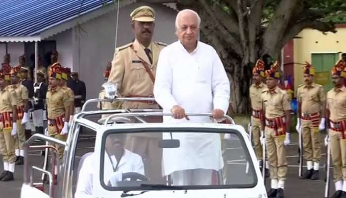 നിയുക്ത ഗവര്ണര് ആരിഫ് മുഹമ്മദ് ഖാന് കേരളത്തില് നിയുക്ത ഗവര്ണര് ആരിഫ് മുഹമ്മദ് ഖാന് കേരളത്തില്