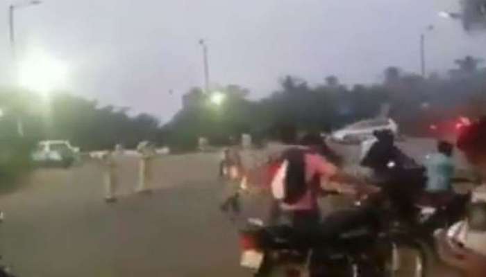 viral video: ഹെല്മറ്റില്ലാതെ വാഹനം ഓടിച്ചാലല്ലേ പിഴ, അപ്പൊ ഉന്തികൊണ്ടു പോയാലോ? viral video: ഹെല്മറ്റില്ലാതെ വാഹനം ഓടിച്ചാലല്ലേ പിഴ, അപ്പൊ ഉന്തികൊണ്ടു പോയാലോ?