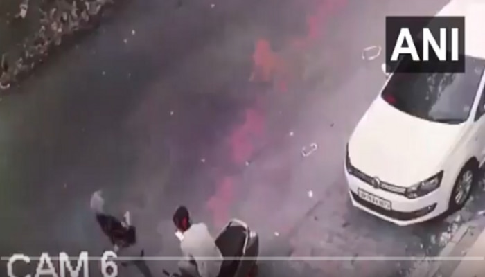 video: പട്ടാപ്പകല് ഡല്ഹിയില് മൊബൈല് മോഷണം! video: പട്ടാപ്പകല് ഡല്ഹിയില് മൊബൈല് മോഷണം!