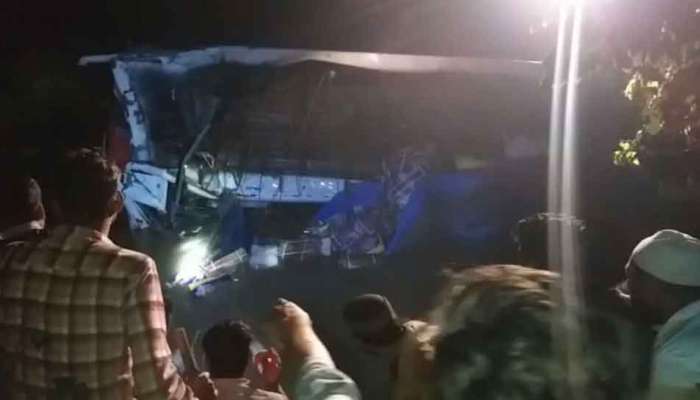 മധ്യപ്രദേശില് ബസ് നദിയിലേയ്ക്ക് മറിഞ്ഞു; മരണം 6 കവിഞ്ഞു മധ്യപ്രദേശില് ബസ് നദിയിലേയ്ക്ക് മറിഞ്ഞു; മരണം 6 കവിഞ്ഞു