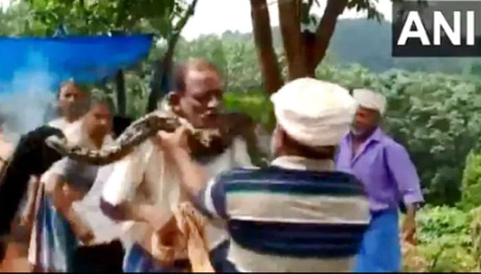 Viral Video: തൊഴിലാളിയുടെ കഴുത്തില് പെരുമ്പാമ്പ് ചുറ്റി, ഒടുവില്.. Viral Video: തൊഴിലാളിയുടെ കഴുത്തില് പെരുമ്പാമ്പ് ചുറ്റി, ഒടുവില്..