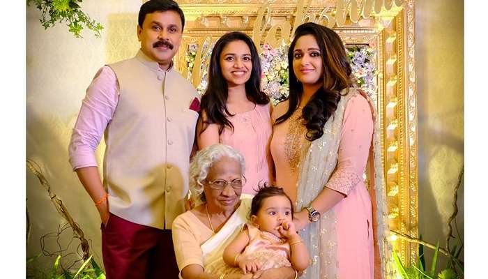 See Pic: ദിലീപ്-കാവ്യ ദമ്പതികൾക്കൊപ്പം മഹാലക്ഷ്മിയും മീനാക്ഷിയും!! See Pic: ദിലീപ്-കാവ്യ ദമ്പതികൾക്കൊപ്പം മഹാലക്ഷ്മിയും മീനാക്ഷിയും!!