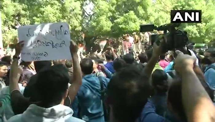 ജെഎന്യു: മാര്ച്ച് തടഞ്ഞ് പോലീസ്, കൈകൂപ്പി വിദ്യാര്ത്ഥികള്!! ജെഎന്യു: മാര്ച്ച് തടഞ്ഞ് പോലീസ്, കൈകൂപ്പി വിദ്യാര്ത്ഥികള്!!
