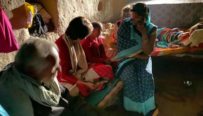 ഉന്നാവോ കൂട്ടബലാത്സംഗം: പെണ്കുട്ടിയുടെ വീട് സന്ദര്ശിച്ച് പ്രിയങ്ക ഗാന്ധി! ഉന്നാവോ കൂട്ടബലാത്സംഗം: പെണ്കുട്ടിയുടെ വീട് സന്ദര്ശിച്ച് പ്രിയങ്ക ഗാന്ധി!