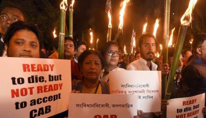 അസം കത്തുന്നു; അവിടേയ്ക്ക് പോകരുതെന്ന് ലോകരാജ്യങ്ങളുടെ മുന്നറിയിപ്പ് അസം കത്തുന്നു; അവിടേയ്ക്ക് പോകരുതെന്ന് ലോകരാജ്യങ്ങളുടെ മുന്നറിയിപ്പ്