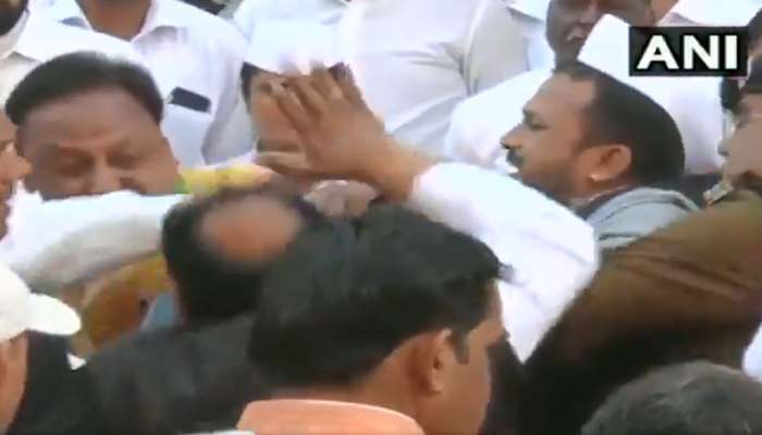റിപ്പബ്ലിക് ദിന൦: പതാക ഉയര്ത്തല് ചടങ്ങിനിടെ കൊമ്പ് കോര്ത്ത് നേതാക്കള്! റിപ്പബ്ലിക് ദിന൦: പതാക ഉയര്ത്തല് ചടങ്ങിനിടെ കൊമ്പ് കോര്ത്ത് നേതാക്കള്!