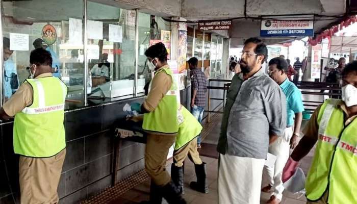 കൊറോണ പ്രതിരോധം; തമ്പാനൂര് ബസ് സ്റ്റാന്ഡില് അണുനശീകരണം നടത്തി കൊറോണ പ്രതിരോധം; തമ്പാനൂര് ബസ് സ്റ്റാന്ഡില് അണുനശീകരണം നടത്തി
