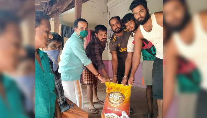 വീടുകളിൽ തനിച്ച്.. ബംഗാളി തൊഴിലാളികൾക്ക് സഹായവുമായി ബിജെപി! വീടുകളിൽ തനിച്ച്.. ബംഗാളി തൊഴിലാളികൾക്ക് സഹായവുമായി ബിജെപി!
