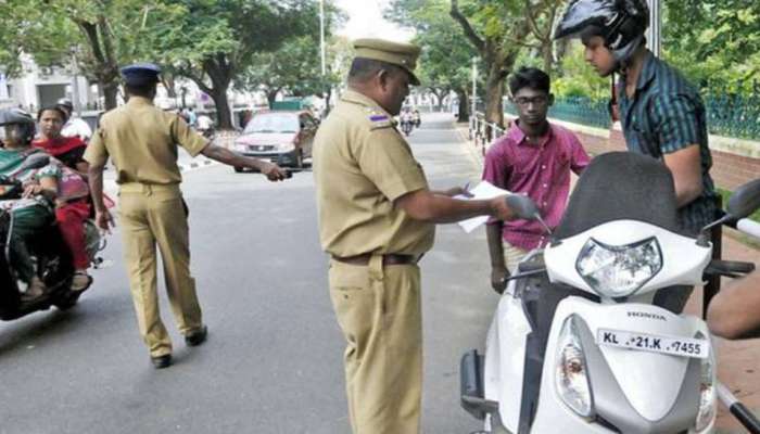 പിന്നിലിരിക്കുന്ന ആൾക്ക് ഹെൽമറ്റ് ഇല്ലെ? എന്നാൽ ഓടിക്കുന്ന ആളിന്റെ ലൈസൻസ് നഷ്ടമാകും