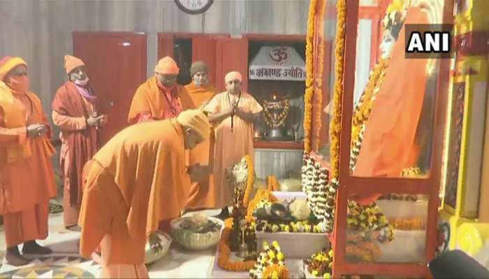 Makar Sankranti: ഗൊരഖ്‌നാഥ് ക്ഷേത്രത്തിൽ പ്രാർത്ഥന നടത്തി Yogi Adityanath