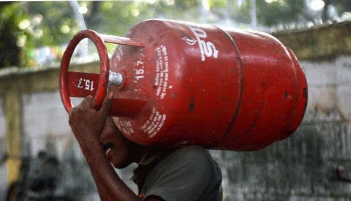 LPG Gas: പാചകവാതകത്തിന് വീണ്ടും വില കൂട്ടി, കൂട്ടിയത് 50 രൂപ, ഈ മാസത്തെ രണ്ടാമത്തെ വര്‍ദ്ധനവ്‌