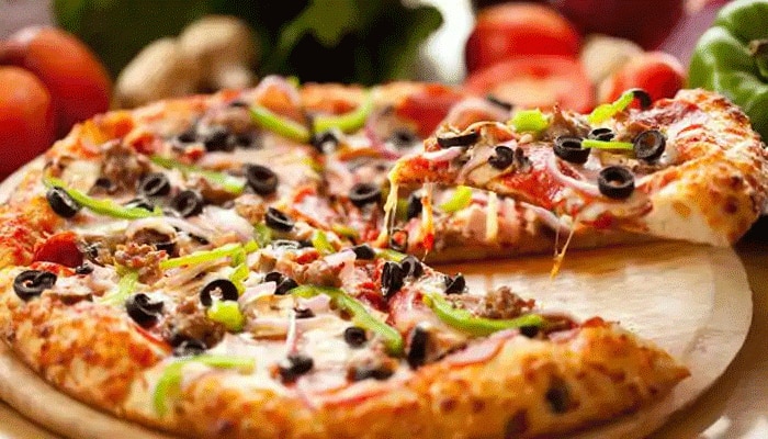 Non Veg Pizza കഴിച്ചതുമൂലം  മതാചാരം  ലംഘിക്കപ്പെട്ടു,  ഒരു കോടി രൂപ നഷ്ടപരിഹാരം ആവശ്യപ്പെട്ട് യുവതി