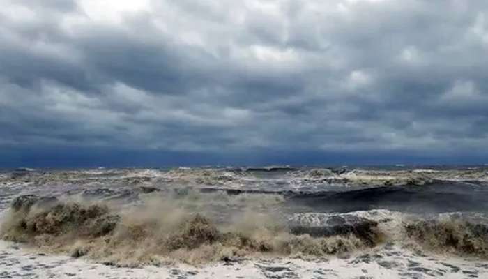 Tauktae Cyclone തീരത്തേക്ക് അടുക്കുന്നു; മുംബൈയിലും ​ഗുജറാത്തിലും മഴയും കാറ്റും ശക്തം, അതീവ ജാ​ഗ്രത