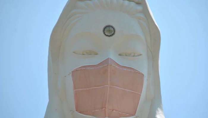 ബുദ്ധമത ദേവതയുടെ പ്രതിമയിൽ മാസ്ക് ധരിപ്പിച്ച് ജപ്പാൻ; മാസ്ക് ധരിപ്പിച്ചത് കൊവിഡ് വ്യാപനം അവസാനിക്കാൻ