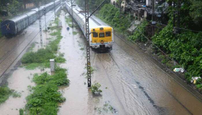 Heavy rain in Maharashtra മഹാരാഷ്ട്രയിൽ കനത്ത മഴ തുടരുന്നു; കൊങ്കണിൽ ആറായിരത്തോളം ട്രെയിൻ യാത്രക്കാർ കുടുങ്ങി