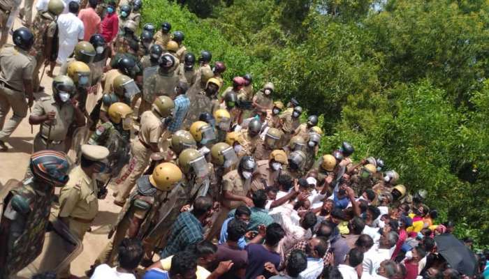 Vizhinjam Port : വിഴിഞ്ഞം അന്താരാഷ്ട്ര തുറമുഖത്ത് വികസന പ്രവർത്തനങ്ങളുടെ ഭാഗമായി കുരിശ്ശടി പൊളിച്ച് മാറ്റുന്നതിനെതിരെ ശക്തമായ പ്രതിഷേധം