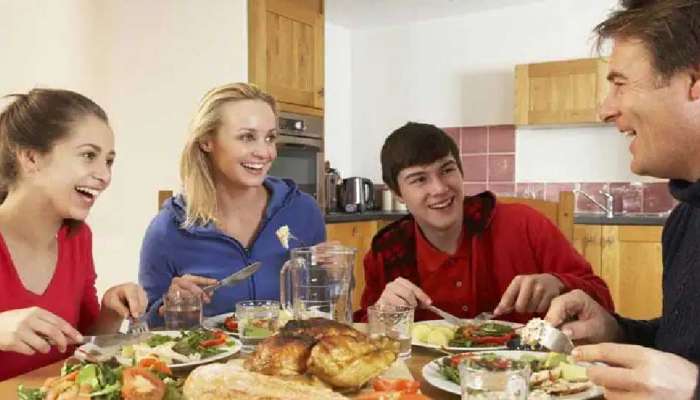 Vastu Tips: ഈ ആകൃതിയിലുള്ള Dining Table വളരെ ശുഭകരമാണ്, വീട്ടിലെ അംഗങ്ങൾക്കിടയിൽ സ്നേഹം വർദ്ധിക്കും