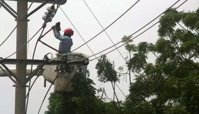 Kerala electricity ​issue | സംസ്ഥാനത്ത് ശക്തമായ കാറ്റിലും മഴയിലും പലയിടത്തും വൈദ്യുതി ബന്ധം വിഛേദിക്കപ്പെട്ടു; അപകട സാധ്യതകൾ ടോൾഫ്രീ നമ്പറിൽ അറിയിക്കാം