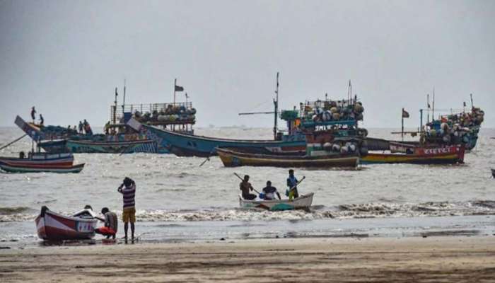 Fishermen Alert : സംസ്ഥാനത്ത് ശക്തമായ കാറ്റിനും മോശം കാലാവസ്ഥക്കും സാധ്യത: മത്സ്യത്തൊഴിലാളികൾ കടലിൽ പോകാൻ പാടില്ലെന്ന് നിർദ്ദേശം 