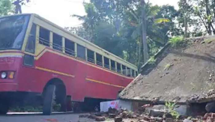 KSRTC Bus വെയിറ്റിങ് ഷെഡ്ഡിലേക്ക് ഇടച്ചുകയറി, സ്കൂൾ കുട്ടികൾ അടക്കം 6 പേർക്ക് പരിക്ക്