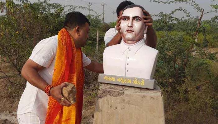 Nathuram Godse’s statue: നാധുറാം ഗോഡ്സെയുടെ പ്രതിമ കോണ്‍ഗ്രസ്‌ പ്രവര്‍ത്തകര്‍ തകര്‍ത്തു