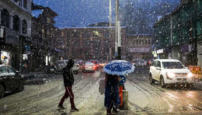 Jammu Kashmir snowfall | കശ്മീരിൽ കനത്ത മഞ്ഞ് വീഴ്ച; ശ്രീന​ഗർ എയർപോർട്ടിൽ നിന്നുള്ള വിമാന സർവീസുകൾ തടസ്സപ്പെട്ടു