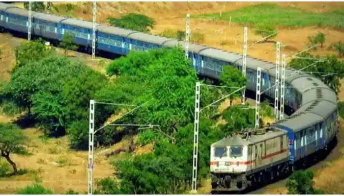 Indian Railway Update: കനത്ത മൂടല്‍മഞ്ഞ്, ഉത്തരേന്ത്യയിലേയ്ക്കുള്ള ട്രെയിനുകള്‍ വൈകുന്നു