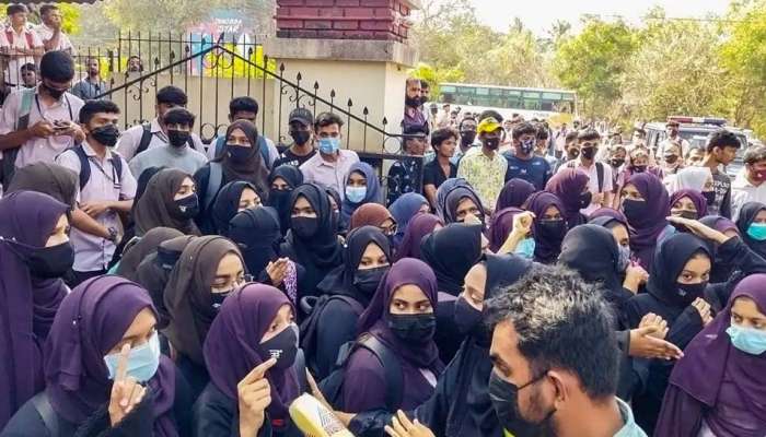 Hijab Row : കർണാടകയ്ക്ക് പിന്നാലെ മധ്യപ്രദേശും പുതുച്ചേരിയും ഹിജാബ് നിരോധനത്തിന് ഒരുങ്ങുന്നു