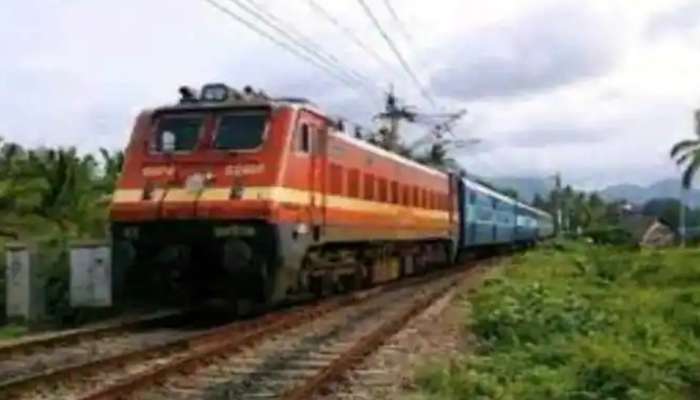 Train | ഓടിക്കൊണ്ടിരുന്ന ട്രെയിനിന് മുകളിൽ വൈദ്യുതി ലൈൻ പൊട്ടിവീണ് അപകടം; ​ഗതാ​ഗതം തടസ്സപ്പെട്ടു, ട്രെയിൻ സമയങ്ങളിൽ മാറ്റം